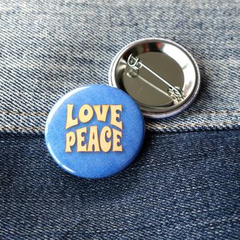 Ansteckbutton Love and Peace auf Jeans mit Rückseite